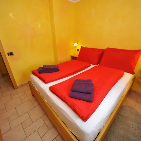 Hanzel & Gretel By 샬레